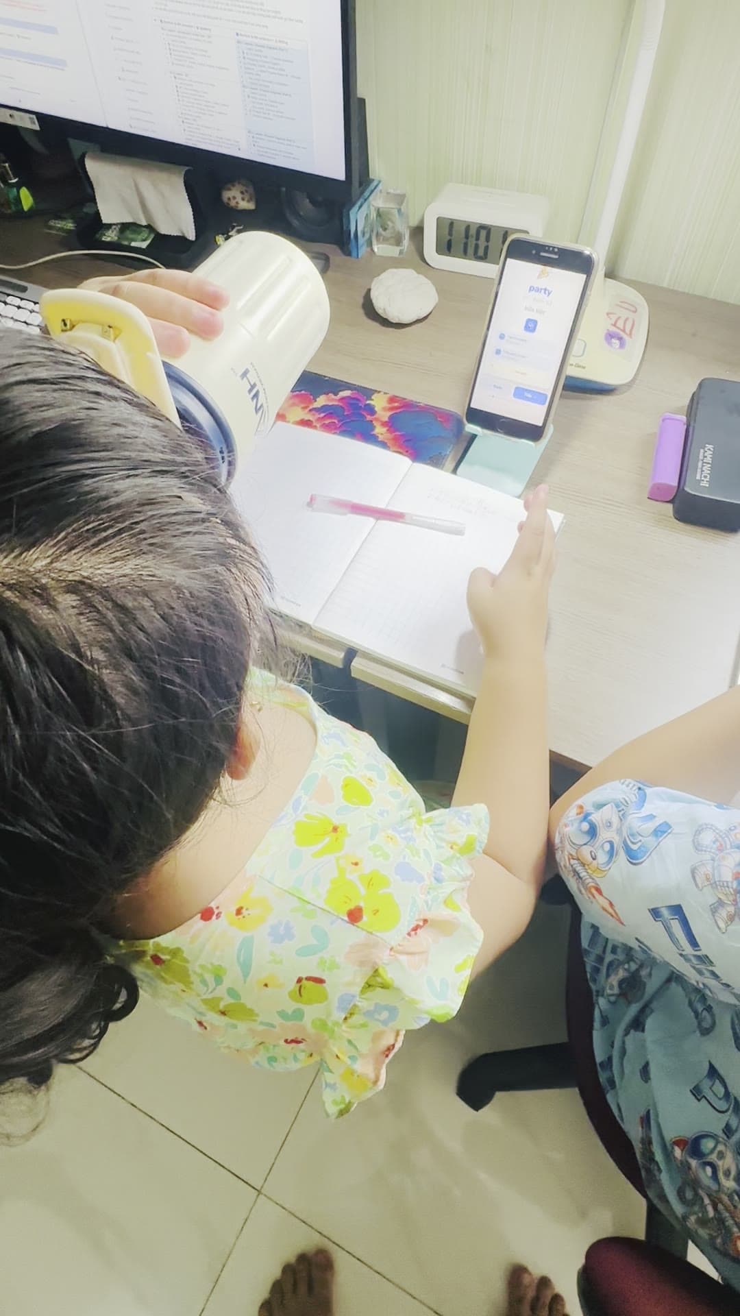 Bé Mia học từ vựng mới