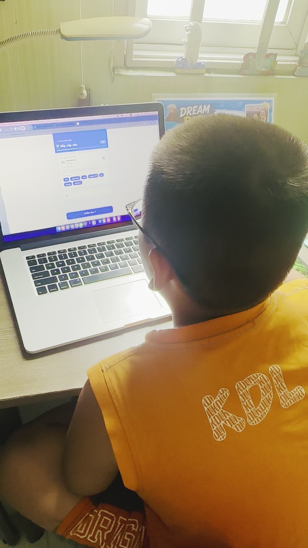 Bé Tim làm bài Sắp xếp câu